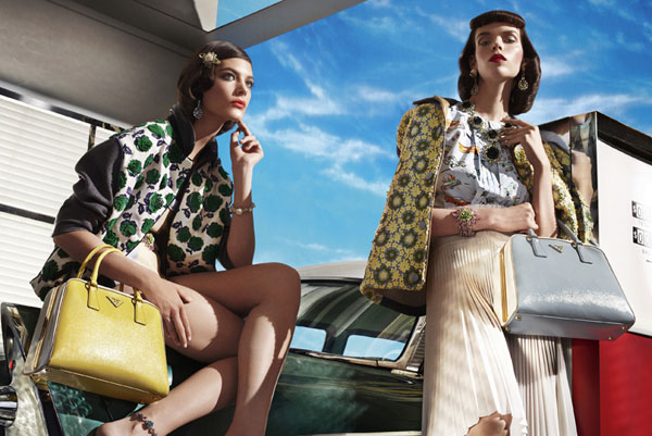 prada-ete-2012-campagne-1 prada ete 2012 campagne 1 Prada Printemps Eté 2012 Une Campagne Sixties