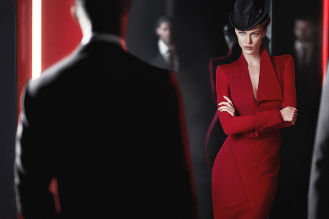donna-karan-fw-hiver-2012-2013-1 donna karan fw hiver 2012 2013 1 Campagne Donna Karan Hiver 2012 2013 en Rouge et Noir