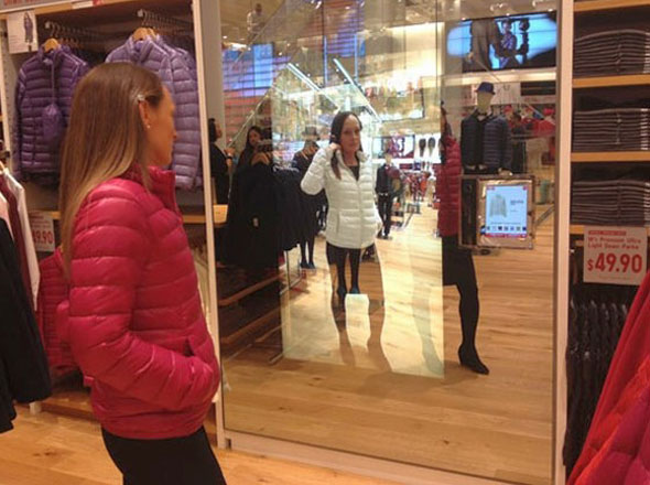 UNIQLO Magic Mirror - 1er Miroir à Réalité Augmentée