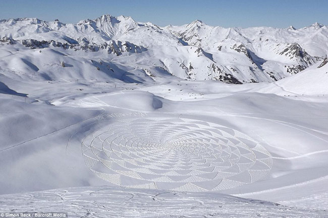 8-Simon-Beck-Art-Neige Simon Beck : L'Incroyable Artiste des Neiges