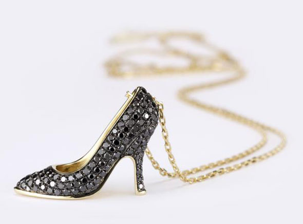 2-Collier-Chaussures-Salvatore-Ferragamo-Miniature-Preziose Salvatore Ferragamo Miniature Preziose : Mini Chaussures Pendentifs