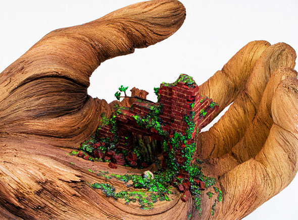 Cycles of Decay par Christopher David White : Une Main Arbre en Céramique