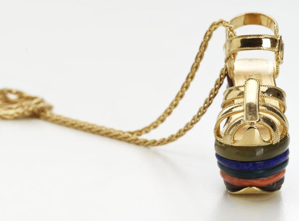 4-Collier-Chaussures-Salvatore-Ferragamo-Miniature-Preziose Salvatore Ferragamo Miniature Preziose : Mini Chaussures Pendentifs