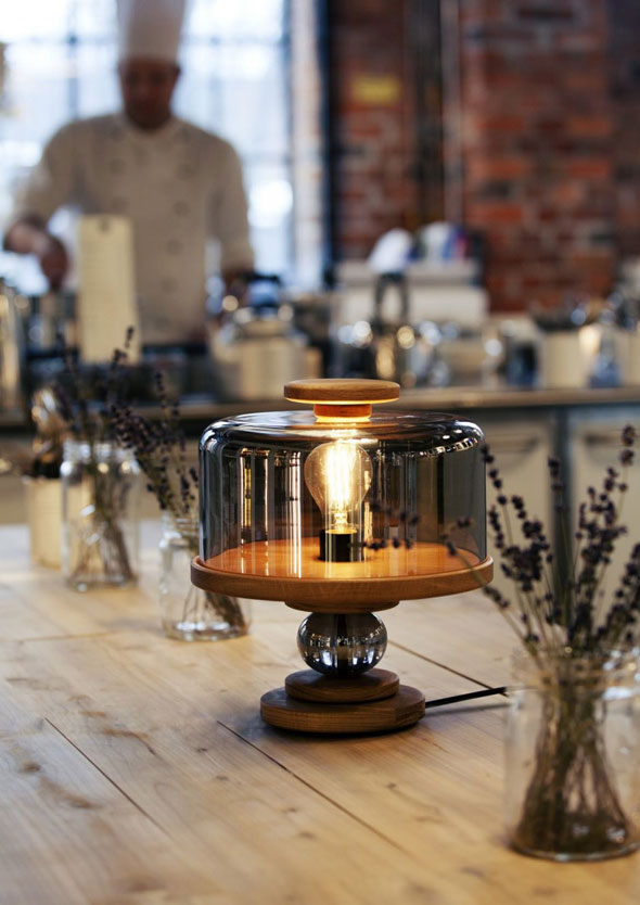 Bake Me A Cake par Morten & Jonas : Lampe de Table en Cloche de Verre