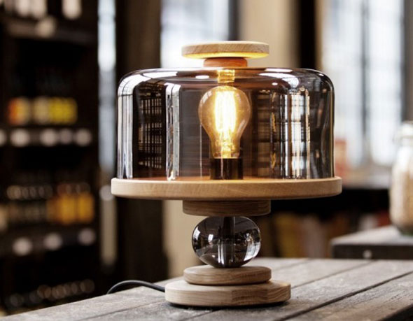 Bake Me A Cake par Morten & Jonas : Lampe de Table en Cloche de Verre