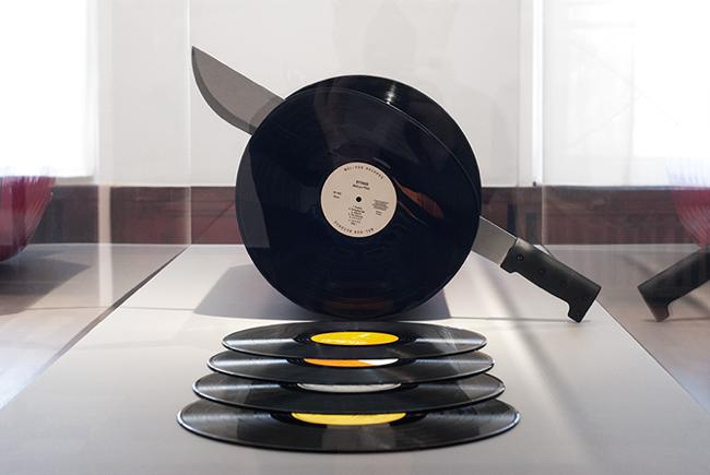 david rinman cutting records sculpture disque vinyle 03 - L'Artiste David Rinman Transforme les Disques Vinyle en Boudin - Sculptures, Insolite, Art Contemporain, Art