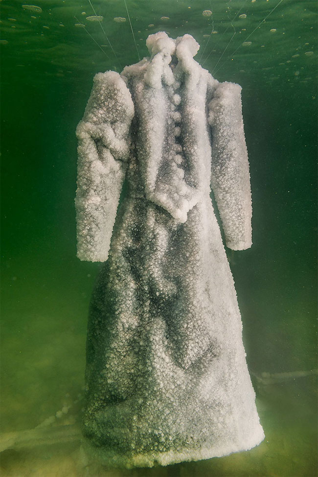 salt bride robe mer morte sigalit landau 3 - Plongée 2 ans dans la Mer Morte cette Robe s'est Couverte de Cristaux de Sel Marin Scintillants - Sculptures, Robes de Mariees, Londres, Expo, Art Contemporain