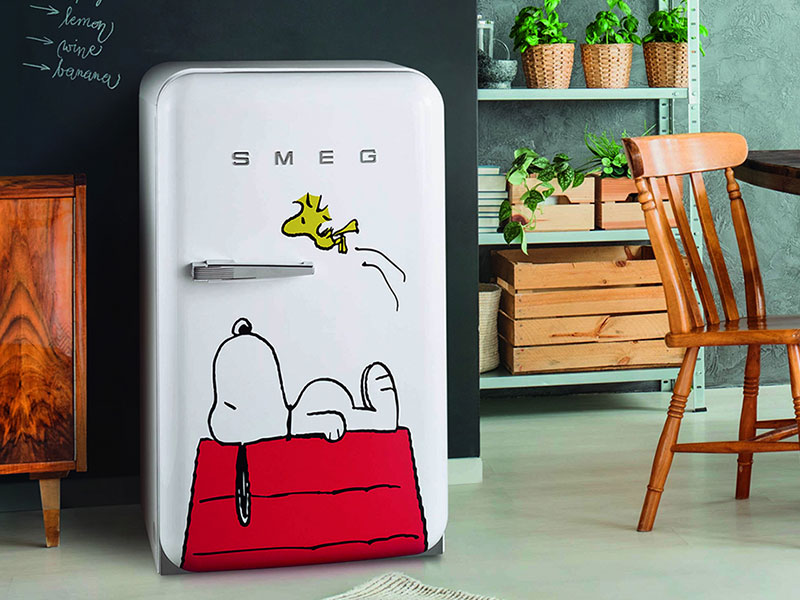 Snoopy s'Invite sur le Mini Réfrigérateur FAB 10 SMEG - MaxiTendance