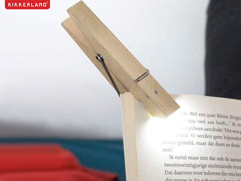 kikkerland design lampe led livre lecture pince a linge bois prix 01 - Insolite la Pince à Linge Lampe de Lecture et Marque Page - Lampe, Detournement, Design