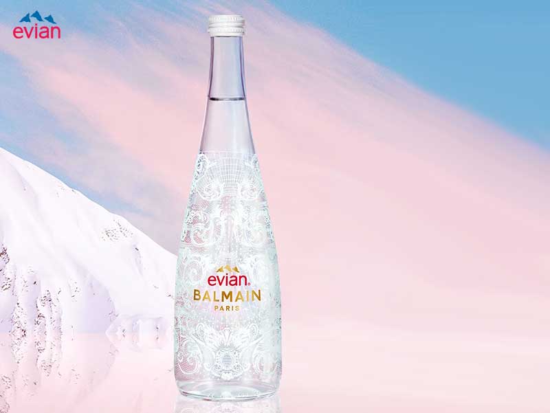 Pour les Fêtes Evian Habille sa Bouteille d'Eau en Balmain MaxiTendance