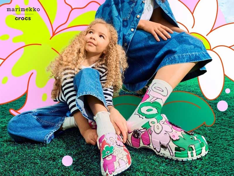 crocs marimekko sabots chaussures sacs tote bag accessoires ete 2025 fleurs couleurs prix