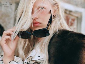 valentino-lunettes-soleil-solaires-monture-femme-printemps-ete-2026-camapgne-luxe-prix-